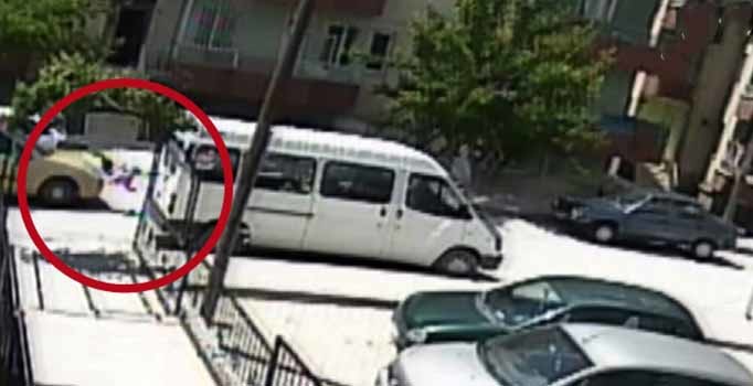 Sürücü otomobili ile 5 yaşındaki çocuğa çarpıp kaçtı