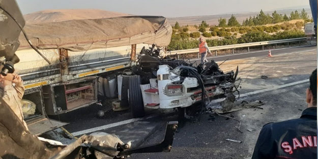 Sürücü uyuyakaldı, TIR bariyerlere çarptı