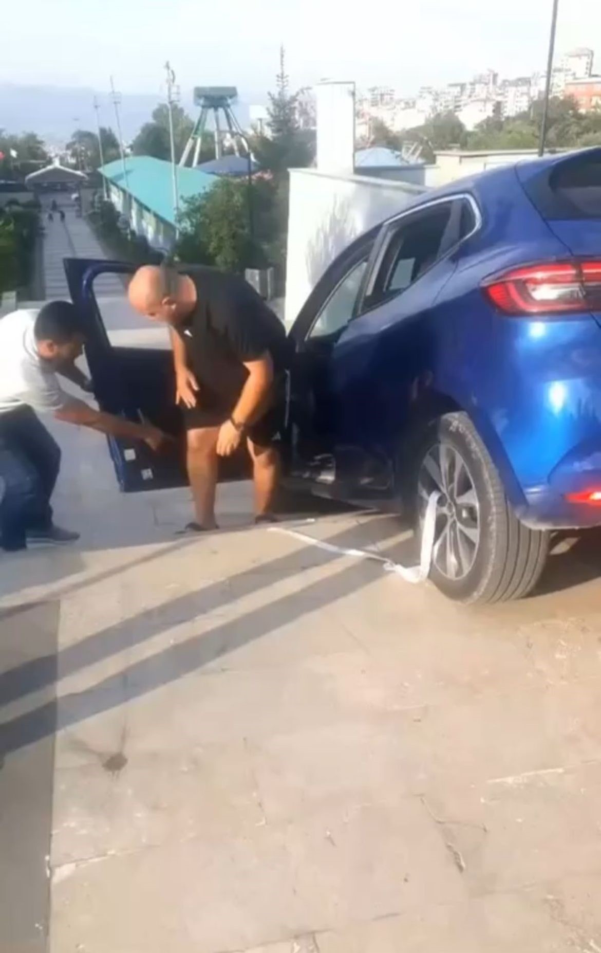 Sürücüler dikkat...Bursa'da navigasyonu karıştıran merdivenden uçuyor