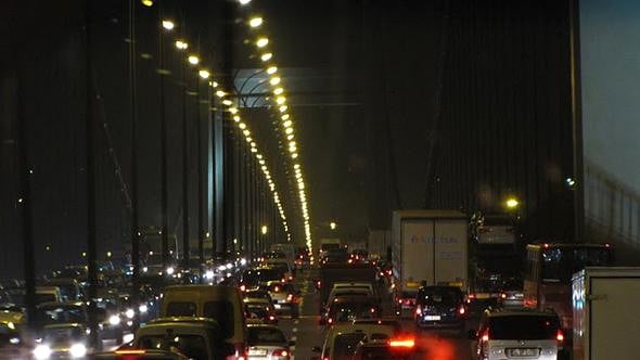 Sürücüler gece boyunca trafikte kaldı