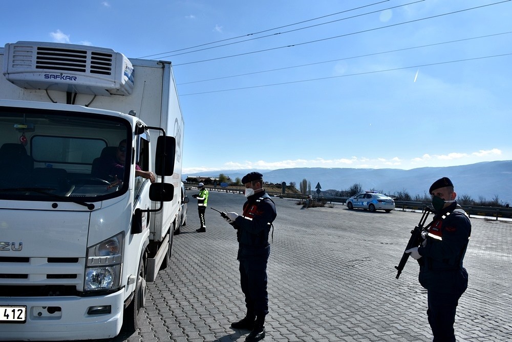 Sürücüler, polis ve jandarmadan kimliklerini kolonyayla temizleyerek aldı 