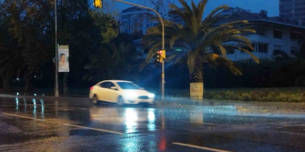 Sürücüler zor anlar yaşadı! İstanbul’da sağanak yağış
