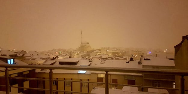Sürücüler zor anlar yaşadı! İstanbul'daki kar yağışı kenti beyaza bürüdü