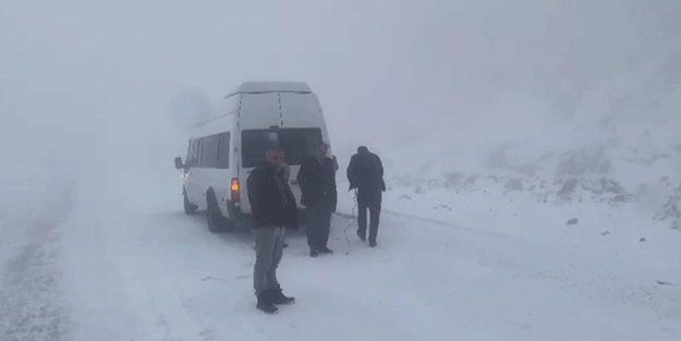 Sürücüler zor anlar yaşadı! Kar yağışı etkili oluyor