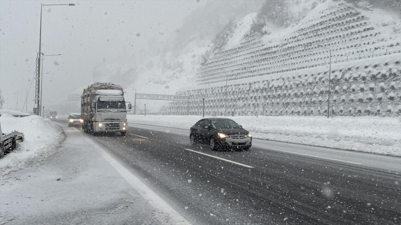 Sürücülerin dikkat etmesi gereken yollar açıklandı! İşte yurt genelinde yol durumu