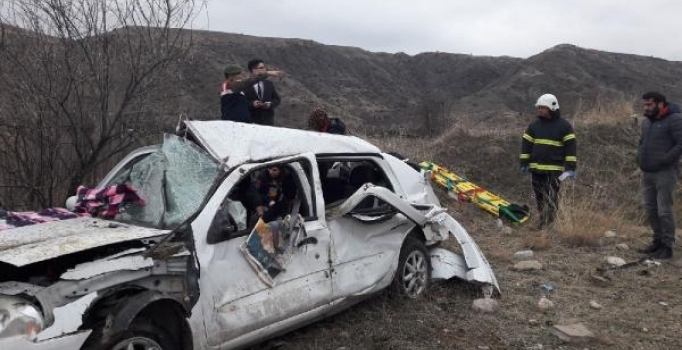 Sürücüsü kalp krizi geçiren otomobil şarampole uçtu: 2 kişi yaralandı