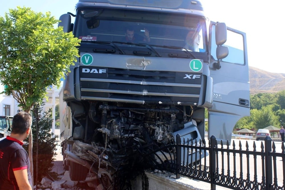 Sürücüsü kalp krizi geçiren tır kontrolden çıkarak bariyerlere çarparak durdu 
