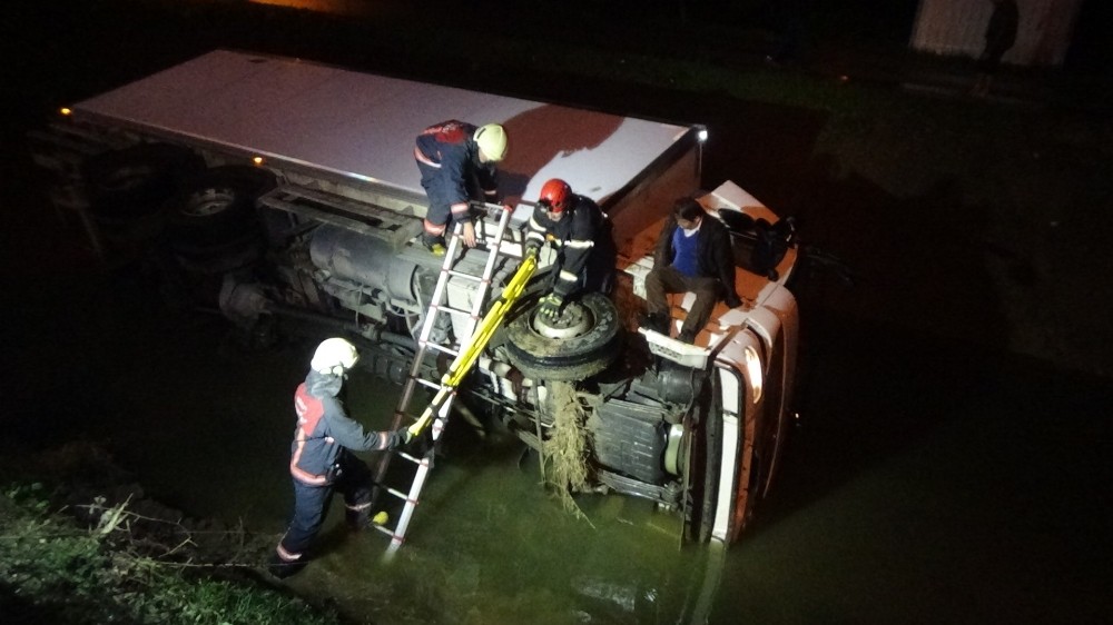 Sürücüsünün direksiyon hakimiyetini kaybettiği kamyon dereye uçtu 