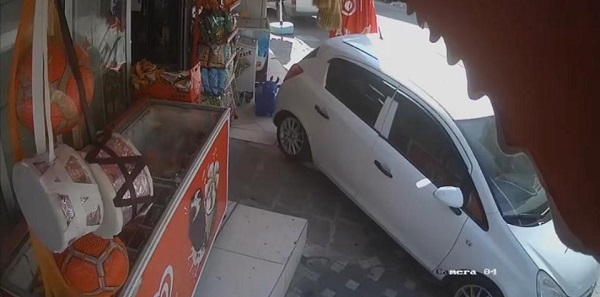 Sürücüsüz araç markete böyle girdi