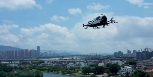 Sürücüsüz otonom drone taksi, yolcuyla birlikte ilk kez uçtu