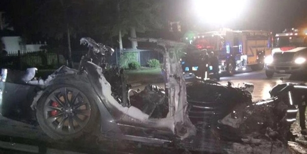 Sürücüsüz Tesla virajı alamadı! Yanarak öldüler