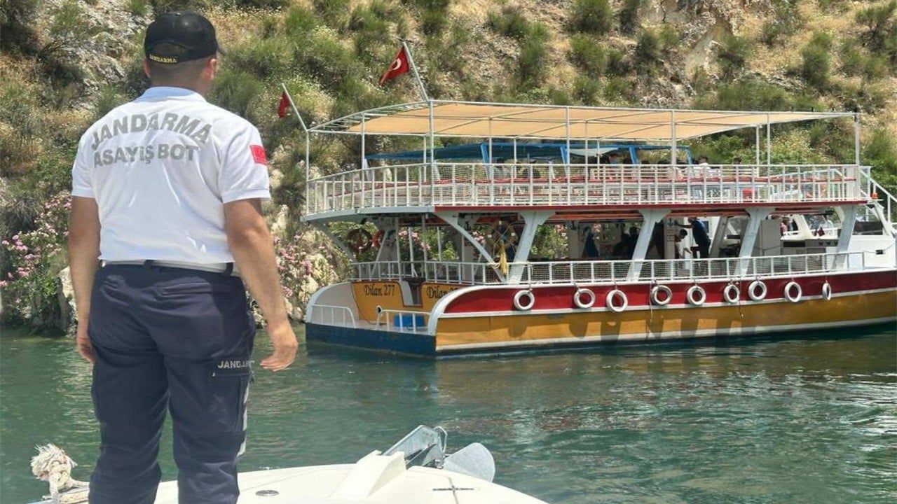 Sürüklenen teknedeki 50 turisti jandarma kurtardı