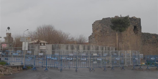 Sur'un dört bir tarafı çevriliyor