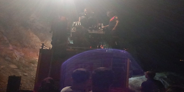 Sürünün peşinden giden anne ve kızı dağda mahsur kaldı