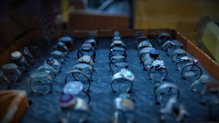 Süryani ustalarının tarihi malzemelerini iş yerinde sergiliyor