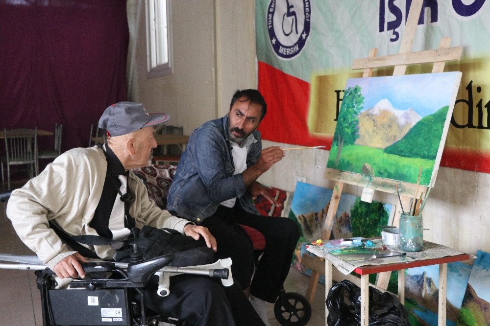 Süsleme yaparken engelli olan ressam, şimdi engellilere resim öğretmek