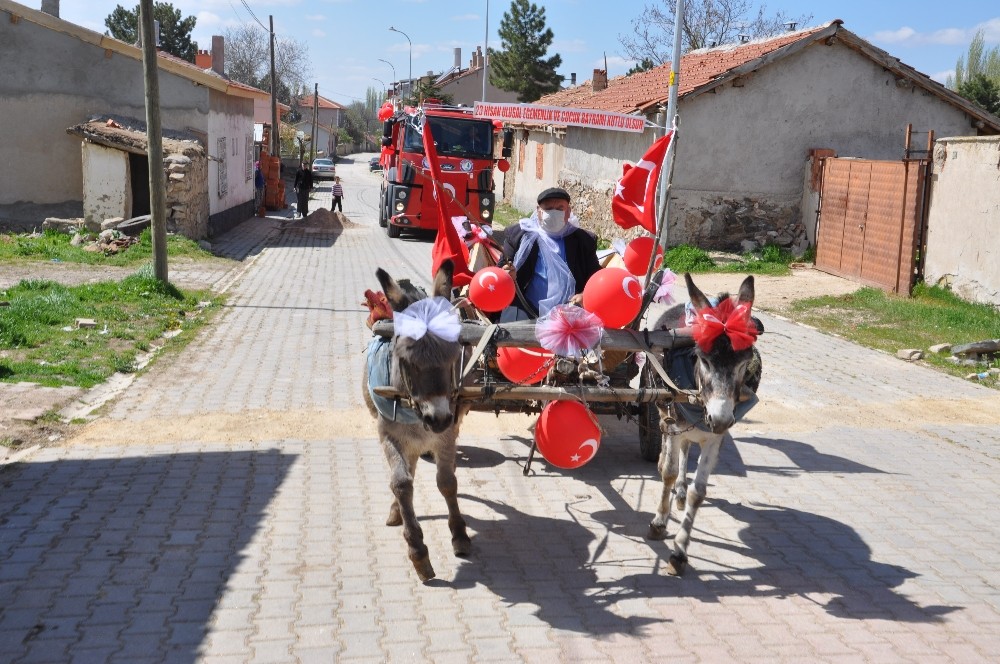 Süslenmiş eşeklerle 23 Nisan kutlaması 
