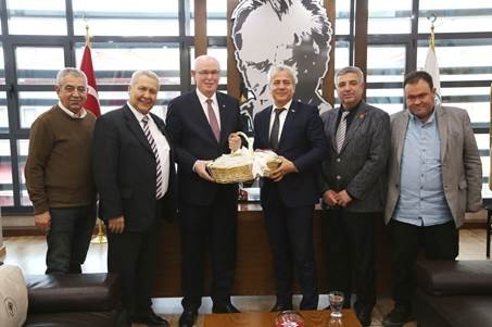 Susurluk Belediye Başkanı Nurettin Güney Kazım Kurt’u ziyaret etti 