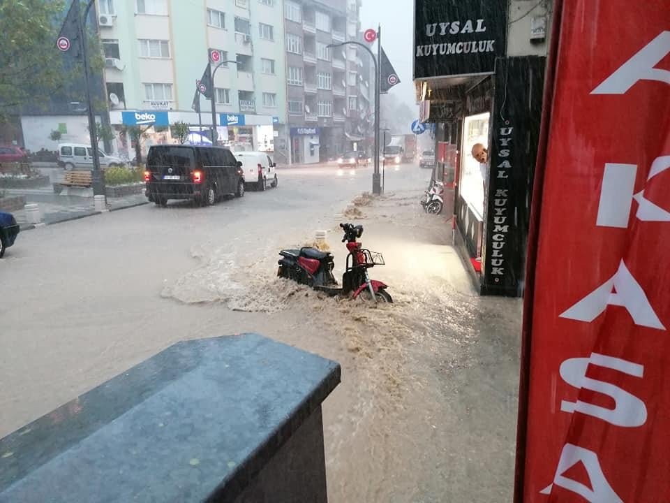 Susurluk’ta başlayan yağış hayatı olumsuz etkiledi 