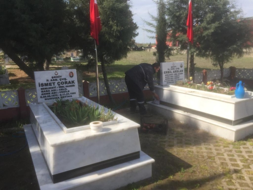 Susurluk’ta şehitlerin mezarları temizlendi 
