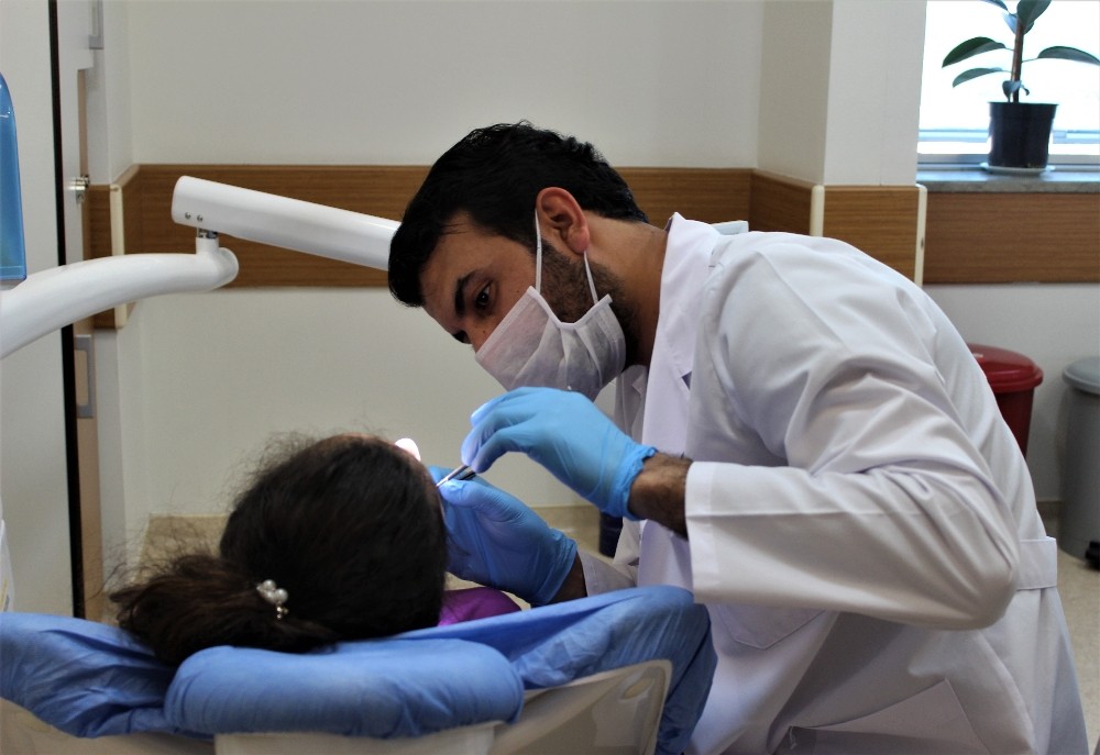 Süt dişlerinin bakımı, besin tüketimi ve konuşma için önemli 