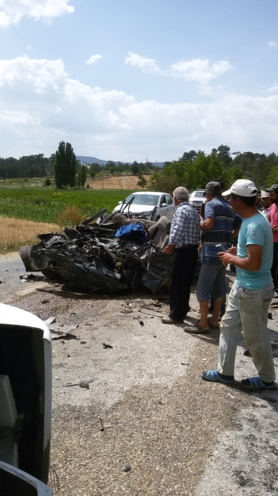 Süt tankeri ile otomobil kafa kafaya çarpıştı: 1 ölü 