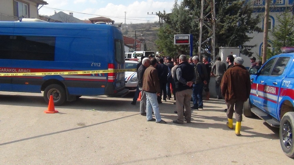 Süt toplayan kamyonetin altında kaldı 
