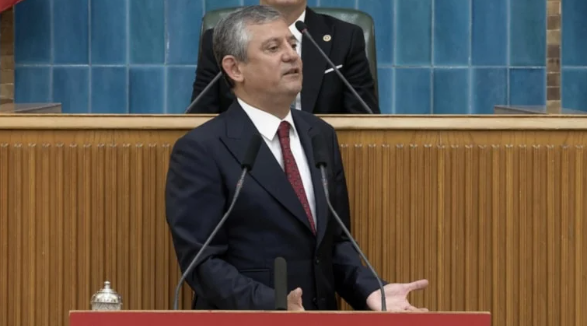 Şutlan Özel yine şaşırtmadı! O soytarının da arkasında durdu