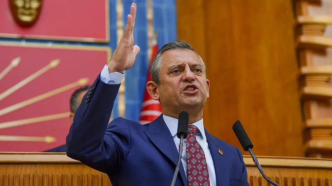 Şutlan Özgür yeni partiyi resmen ilan etti: Hırsızlarını da arsızlarını alıp gidiyor!