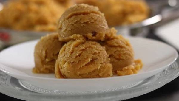 Sütlü irmik helvası nasıl yapılır? Kolay irmik helvası tarifi