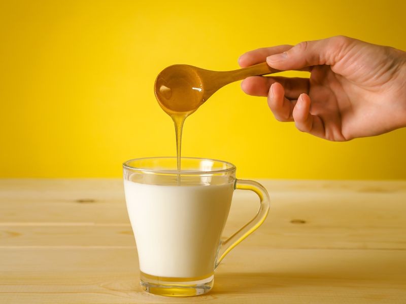 Sütün içine bal atanlar şaşıp kalacak! Yıllarca faydalı diye lıkır lıkır içmişiz ama meğer buna sebep oluyormuş