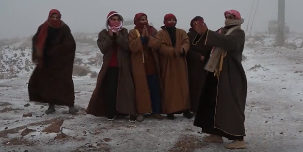 Suudi Arabistan beyaza büründü! Kar yağışı etkisini sürdürüyor