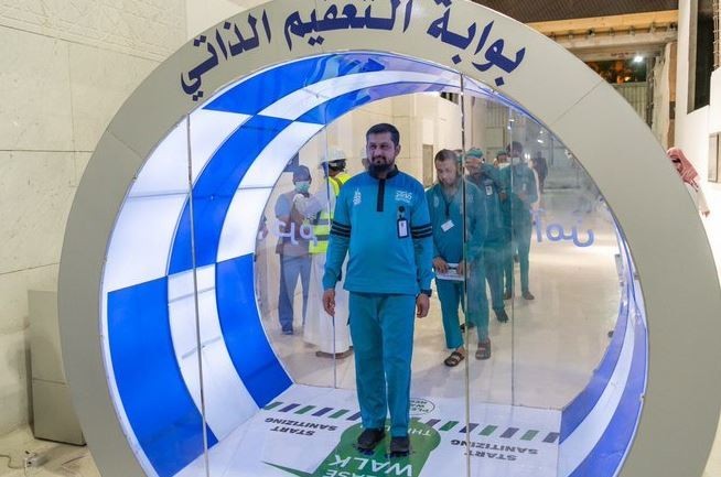 Suudi Arabistan iki caminin girişine sterilizasyon kapısı koydu 