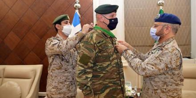 Suudi Arabistan Yunan Genelkurmay Başkanına madalya taktı!