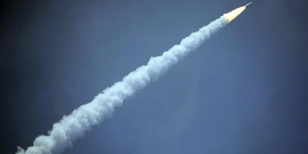 Suudi Arabistan'a düşen roket petrol tesisinde yangına neden oldu