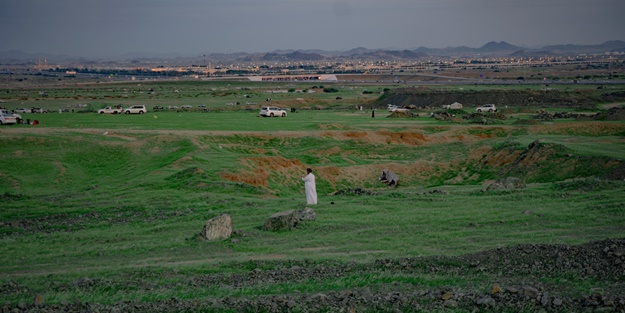 Suudi Arabistan'da etkili yağış yerini yeşile bıraktı!