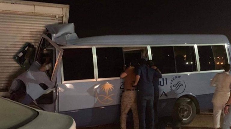Suudi Arabistan’da hostesleri taşıyan minibüs kaza yaptı: 1 ölü, 11 yaralı 