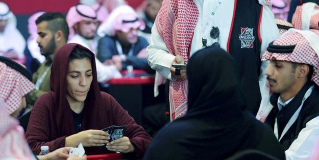 Suudi Arabistan'da kadınlı erkekli kumar partisi