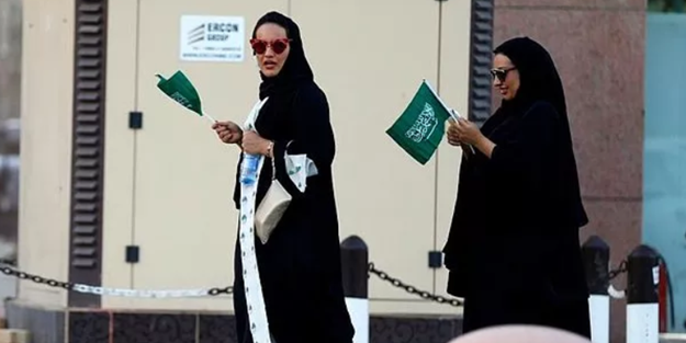 Suudi Arabistan'da kız öğrencilere çarşaf yasaklandı!