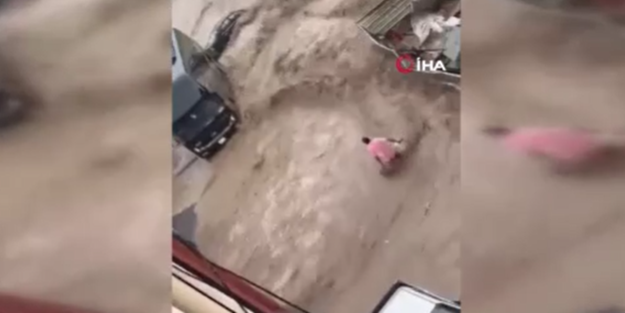 Suudi Arabistan'da sel felaketi! Suya kapılan adamı 13 kilometre uzakta buldular