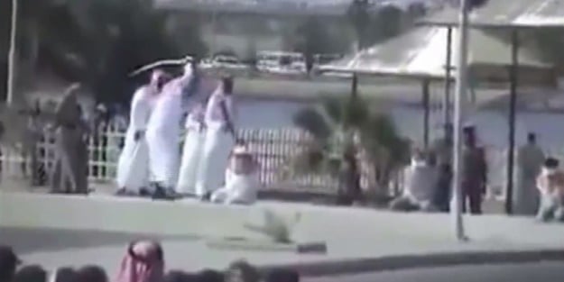 Suudi Arabistan'da sokak ortasında kafa kestiler!