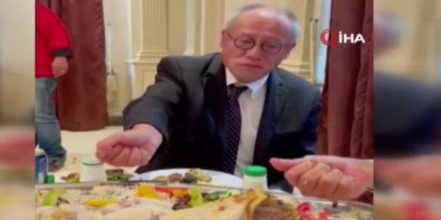 Suudi Arabistan'da vali gösterdi, Japonya büyükelçisi eliyle pilav yedi!
