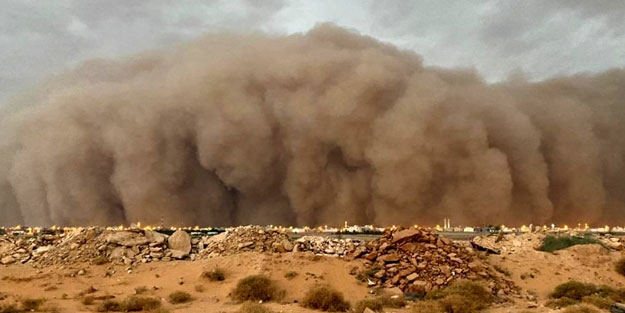 Suudi Arabistan'daki kum fırtınası dehşete düşürdü