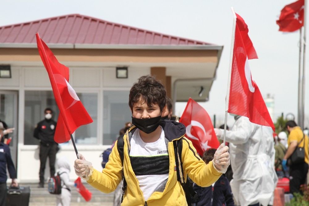 Suudi Arabistan’dan 143 Türk vatandaşı Van’a getirildi 