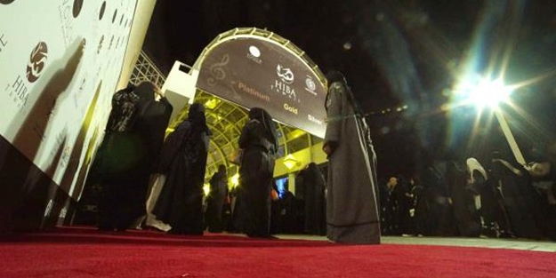 Suudi Arabistan'dan "laiklik" adımı: İlk kez konser verdiler