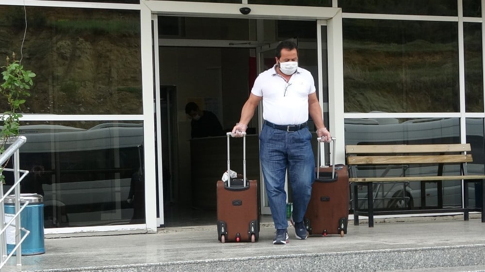Suudi Arabistan’dan Uşak’a getirilen 189 kişi memleketlerine uğurlandı 