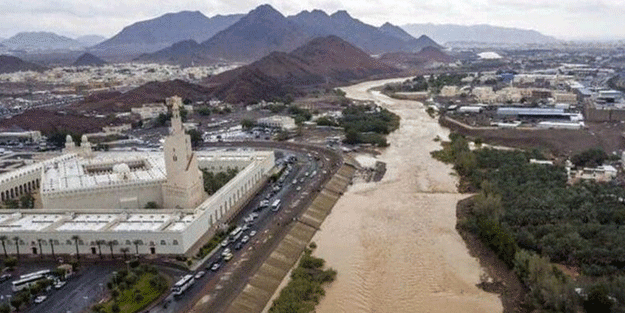 Suudi Arabistan'ı sel vurdu! Ölüler var