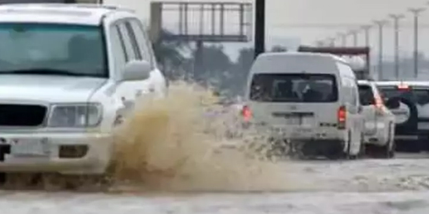 Suudi Arabistan'ı şiddetli yağış şok etti! Arabistan'da araçlar boş alan atıldı, caddeler sular altında kaldı