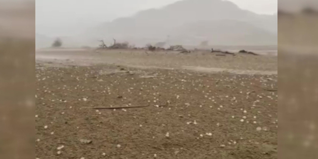 Suudi Arabistan’ı yaz ortasında dolu vurdu! Yetkililer vatandaşları uyardı