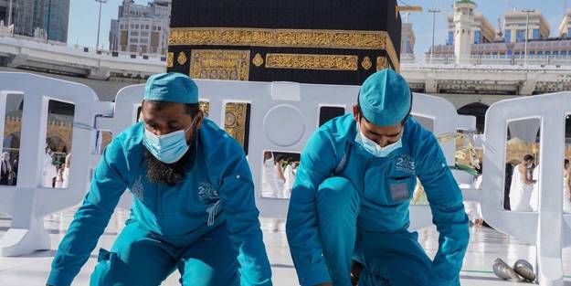 Suudi Arabistan'ın iki yüzü! Bir yanda 700 bin kişilik konser diğer yanda Kabe'de mesafe kuralı